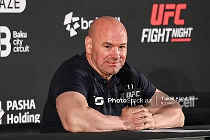 Atışma zamanı Trampın yanında oturan UFC rəhbəri