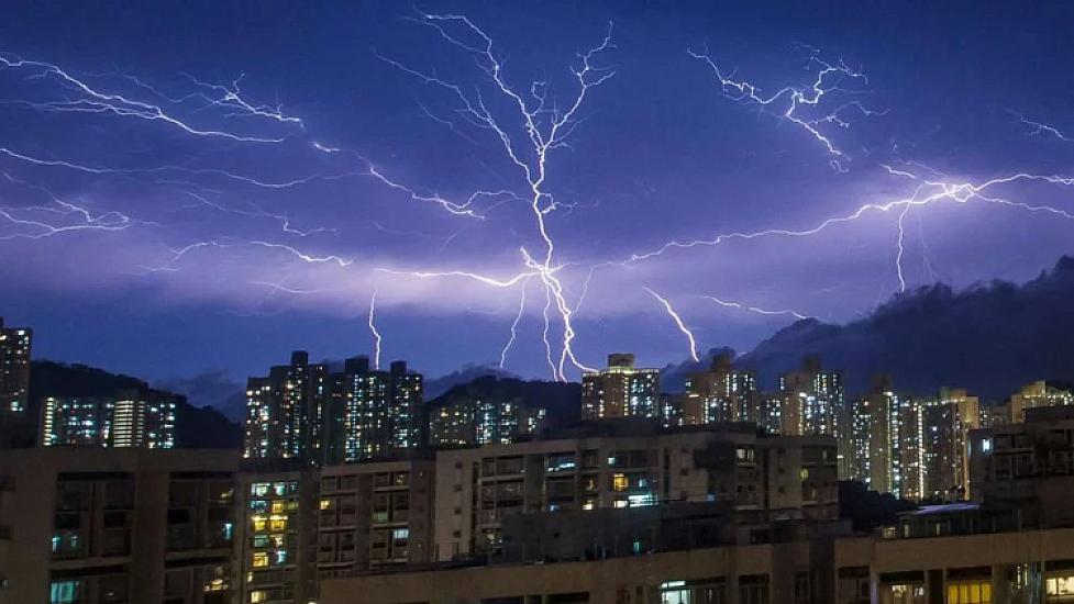 Bu ölkədə ildırım 14 nəfəri