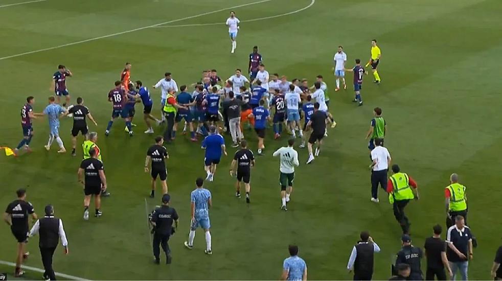 Qapıçı aranı qatdı, oyunda kütləvi dava düşdü - 