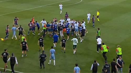 Qapıçı aranı qatdı, oyunda kütləvi dava düşdü - 