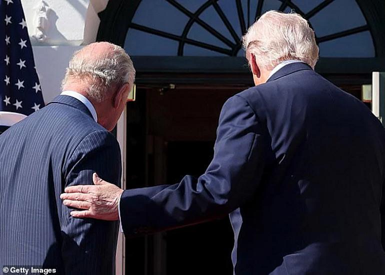 Tramp kralla görüşdə protokol qaydalarını pozdu - 