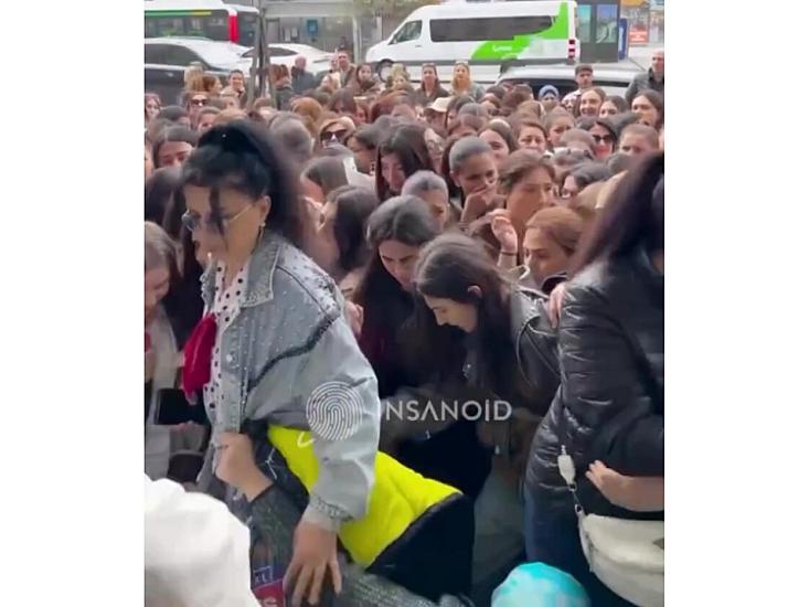 Bakıda mağaza açılışındakı izdiham 