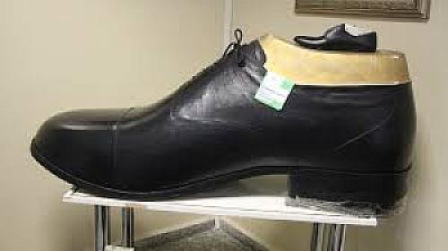 Была изготовлена гигантская обувь размером 222.