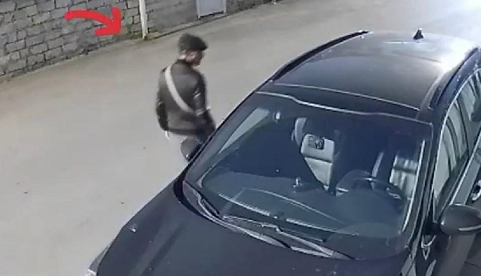 Bakıxanovda maşından oğurluq edənlər kameraya düşdü - 