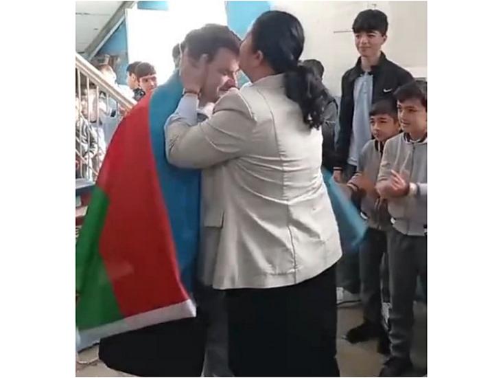 Müəllimlər və şagirdlər müəllimi əsgər YOLA SALDILAR - 