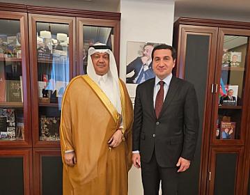 Hikmət Hacıyev Səudiyyə Ərəbistanının Azərbaycandakı səfiri ilə görüşüb