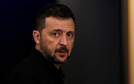 Zelenski hərbçilərin maaşlarını 