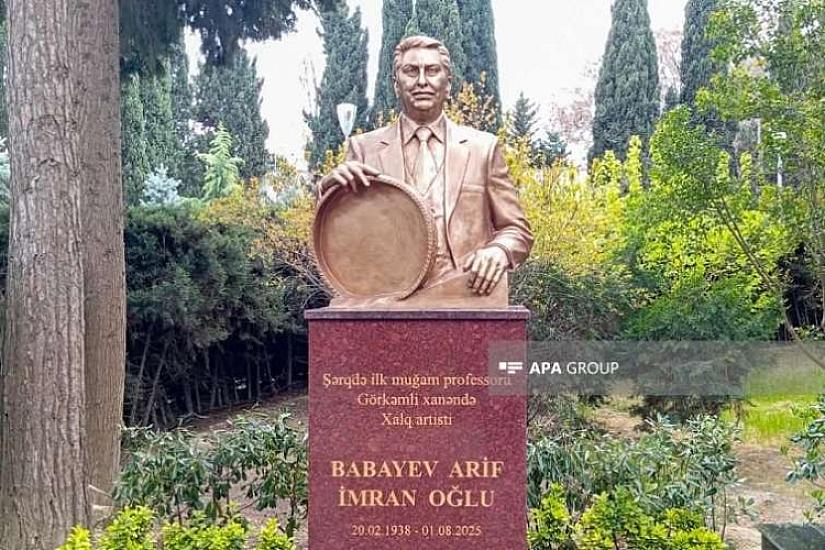 Arif Babayevin qəbri üstündəki yazıya irad