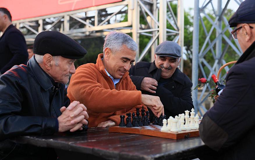 Anar Ələkbərov bulvarda təqaüdçülərlə şahmat oynadı