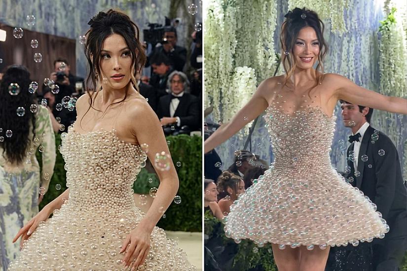 The 30-kilogram "balloon blower" costume drew attention at "Met Gala" –