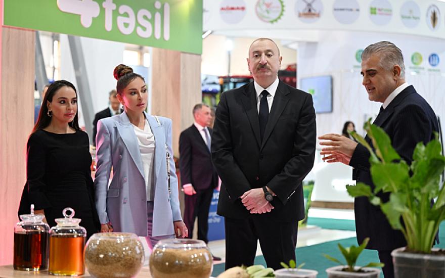 Prezident ailəsi ilə sərgidə - 