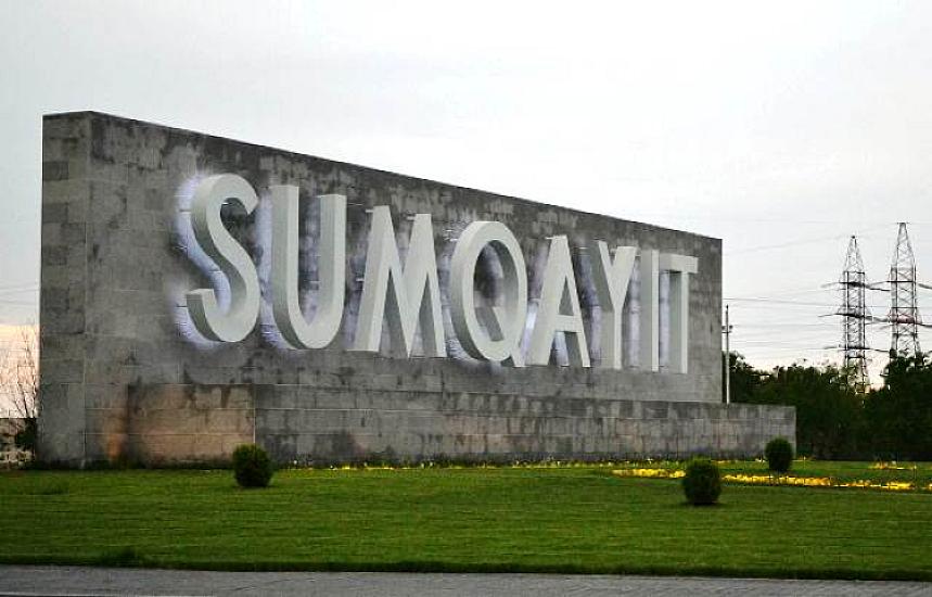Sumqayıtda yol çökdü -