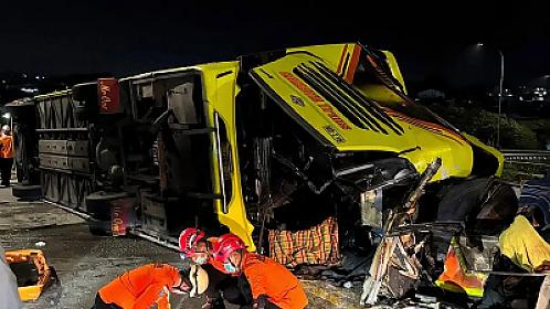 16 people died as a result of the collision of the bus with a tanker truck -