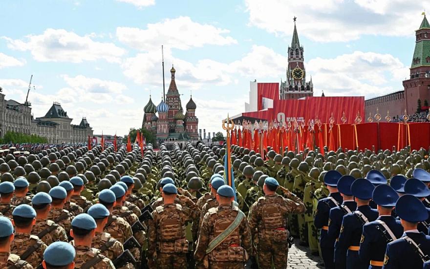 Putin Qırmızı Meydandakı paradda çıxış edib - 