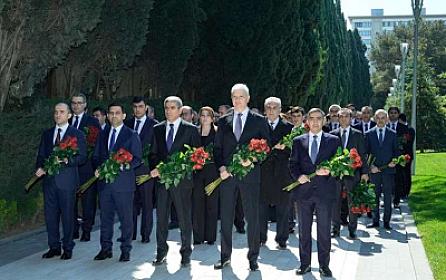 ƏƏSMN kollektivi Fəxri xiyabanda Ulu Öndər Heydər Əliyevin məzarını ziyarət edib - 