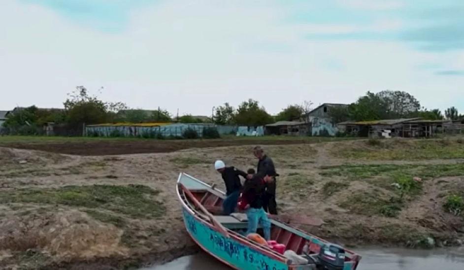Здесь дети каждый день переплывают реку Куру на лодке, чтобы пойти в школу — ВИДЕО