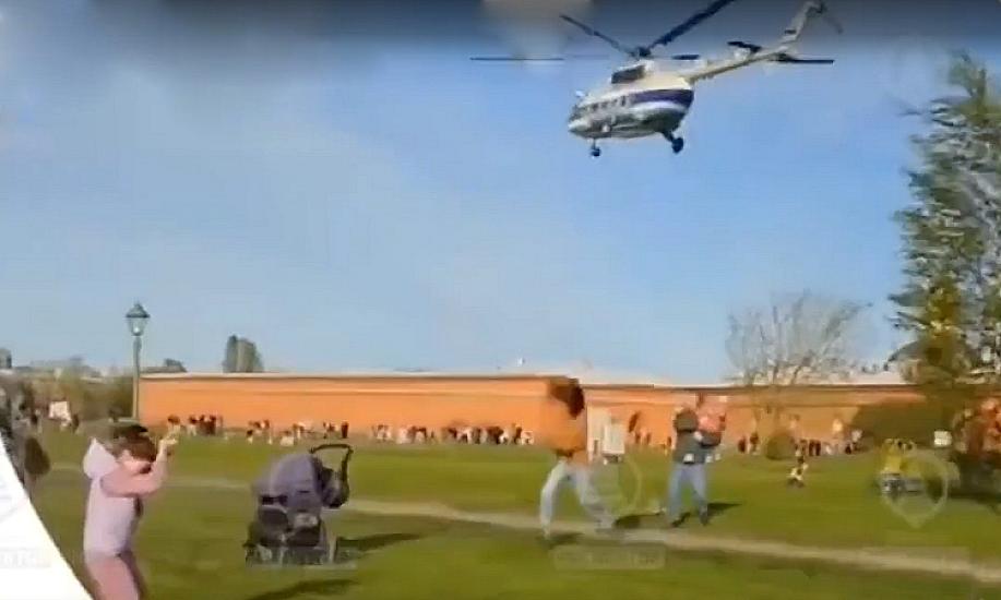 Helikopterin küləyi uşaq arabasını 