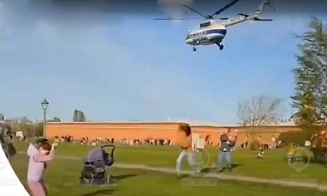 Helikopterin küləyi uşaq arabasını 