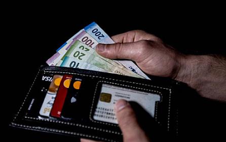 Средняя ежемесячная зарплата 1100 манатов