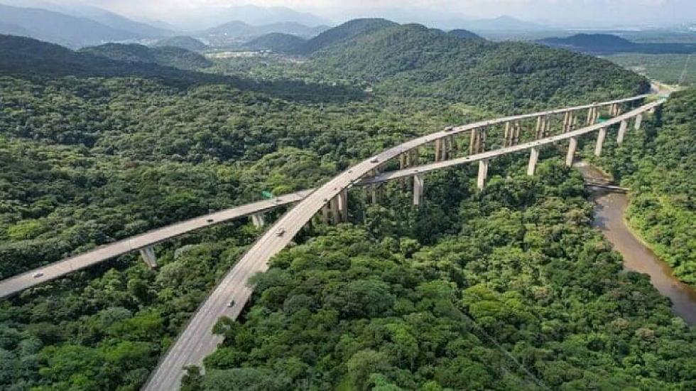 Mühəndislik sərhədlərini aşan yol: Yerdən tam 70 metr hündürlükdə asılı qalıb