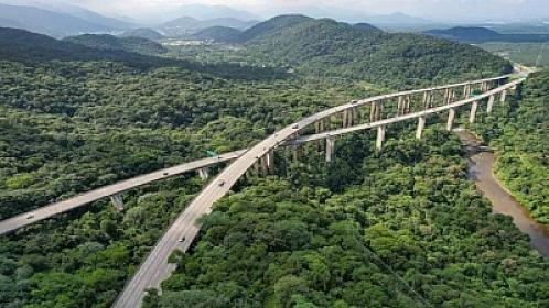 Mühəndislik sərhədlərini aşan yol: Yerdən tam 70 metr hündürlükdə asılı qalıb