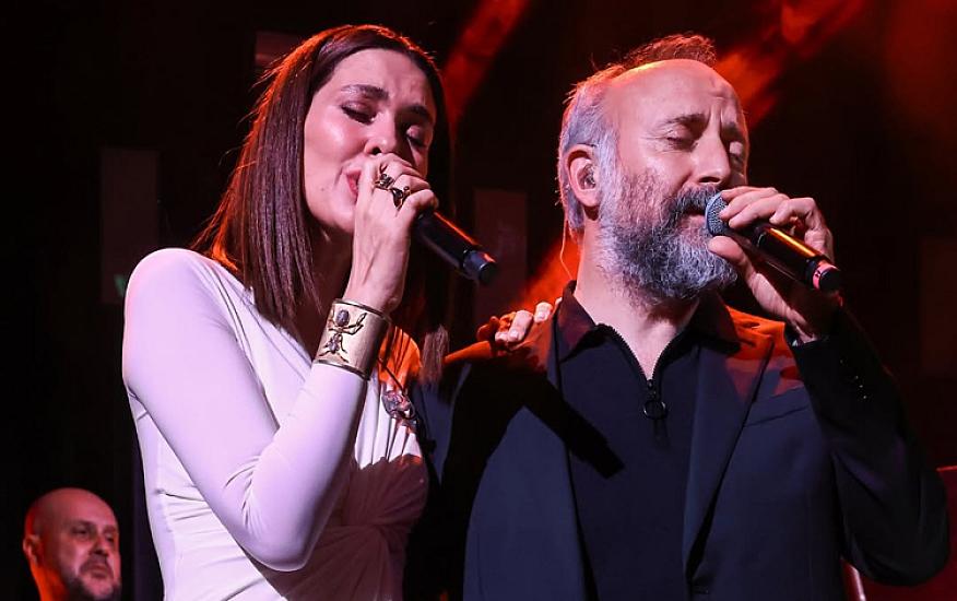Konsert verən xanımına səhnədə belə dəstək oldu - 