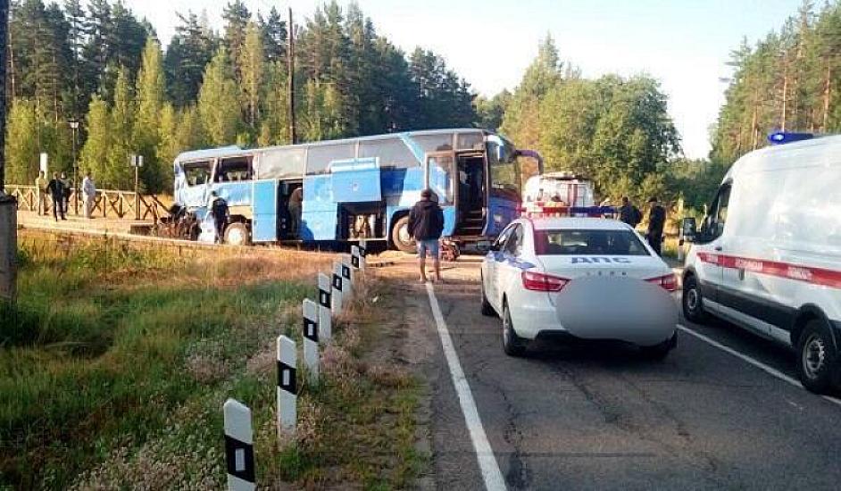 Qatar sərnişin avtobusu ilə toqquşdu: 