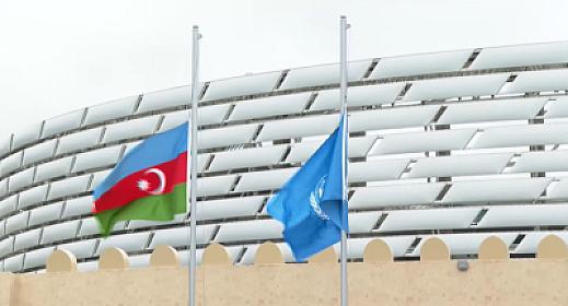 Bakı Olimpiya Stadionunda Azərbaycanın və BMT-nin bayraqları qaldırıldı - 