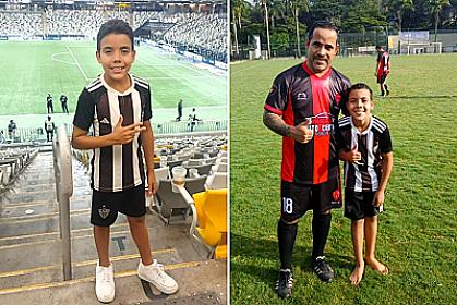 Uşaq futbol qapısının altında qalaraq