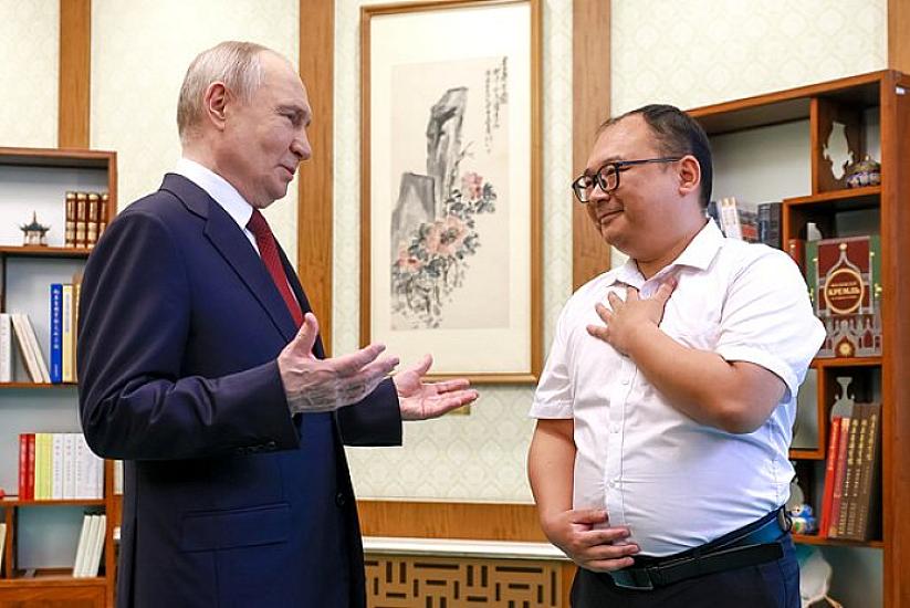 Putin 25 il əvvəl qucağına aldığı çinli ilə 