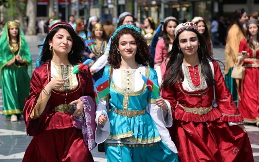 Milli geyimlərdə maraqlı yürüş