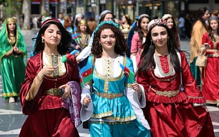 Milli geyimlərdə maraqlı yürüş