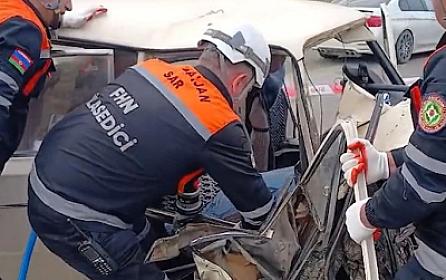 Maşında sıxılı qalan şəxs belə xilas edildi - 