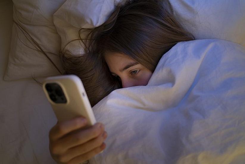 Gecələr telefonda vaxt keçirmək... - 