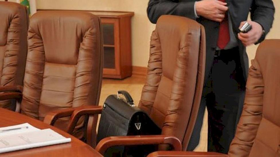 İki vəzifəli şəxs 