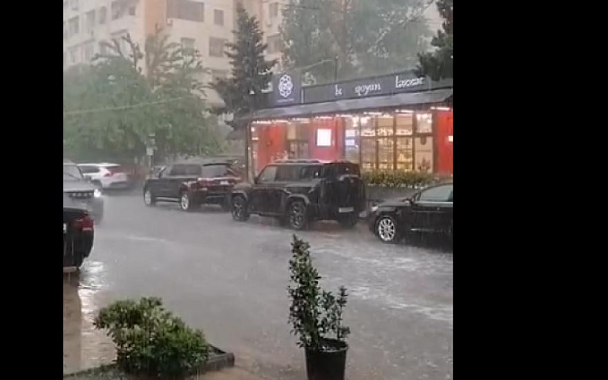 Bakıya güclü dolu yağdı - 