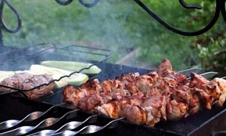 Bayram günü kabab bişirmək istəyi onlara baha başa gəldi - 