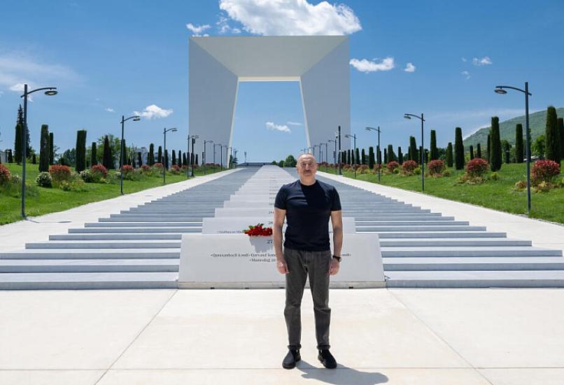 Prezident Xankəndidə Zəfər tağının önünə gül dəstələri düzüb - 