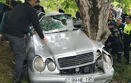 Oğuzda AĞIR QƏZA: Sürücü avtomobildə sıxılı vəziyyətdə qalıb - 