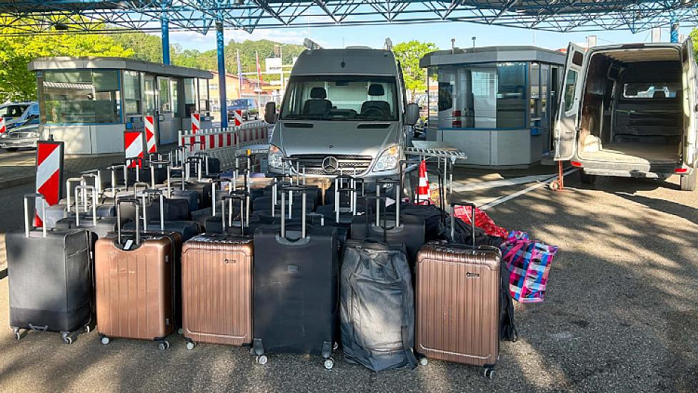 Женщина вернувшейся из отпуска с 55 чемоданами -