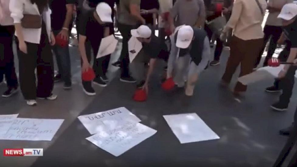В знак протеста против Никола Пашиняна подарили цветок -