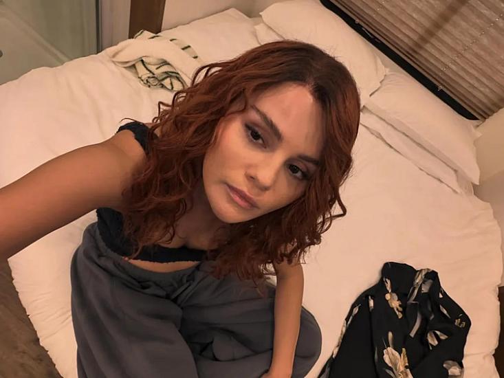 Məşhur müğənni görünüşünü 