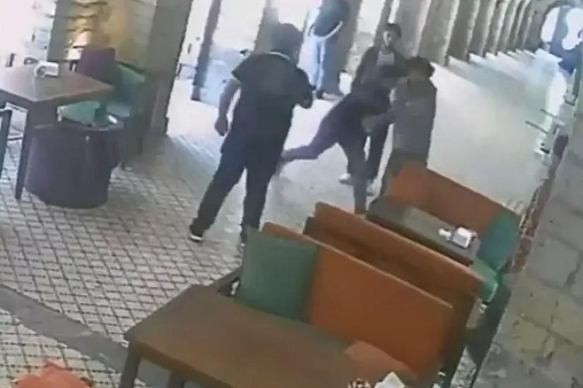 Bakıda sakini döyüb telefonunu əlindən aldılar: