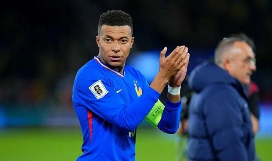 Mbappe left the French national team's training session.