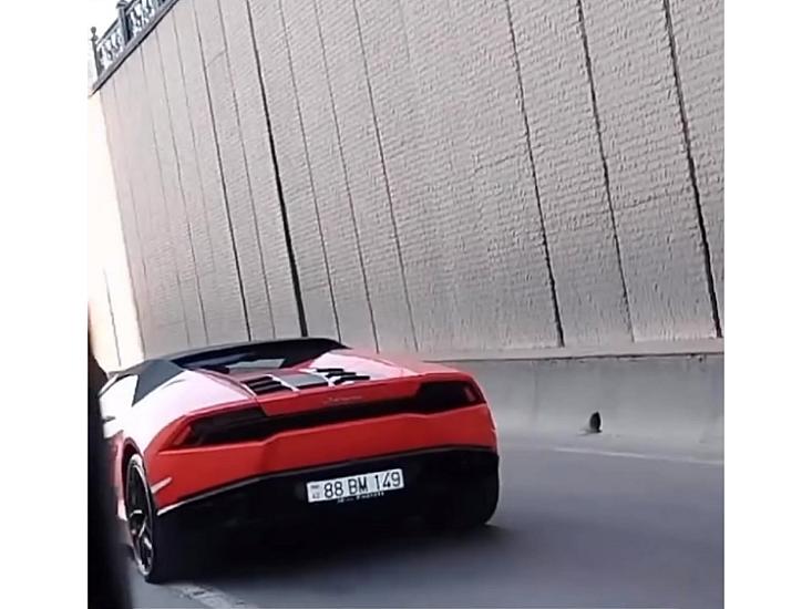 Balaəli yeni aldığı "Ferrari"si ilə GÖRÜNTÜLƏNDİ - 