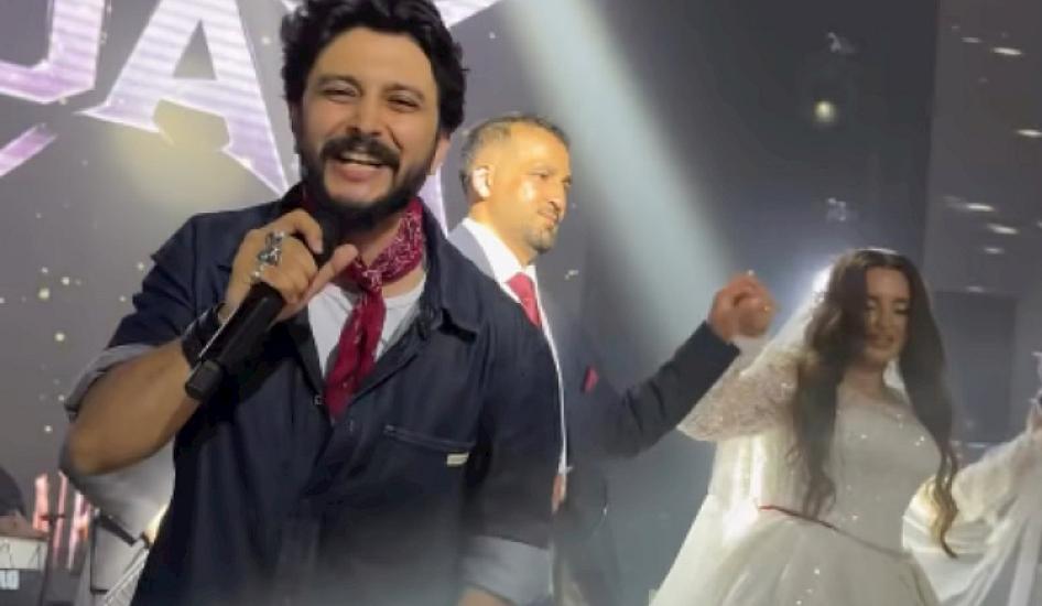 He confused the weddings and sang for half an hour for free.