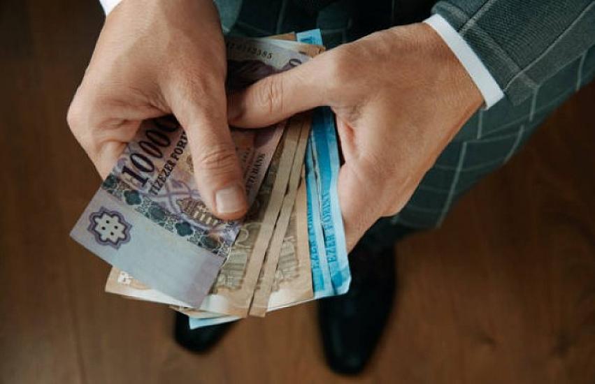 Deputatların maaşı azaldılır