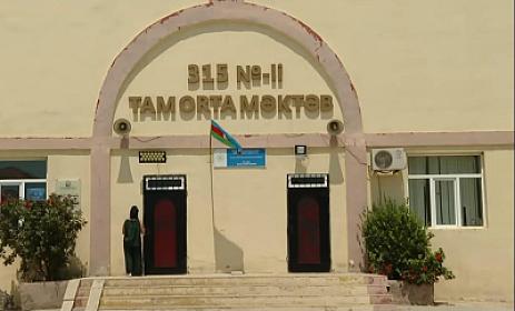 Bakıda məktəbdə müəllim şagirdin başına saqqız yapışdırıb - 