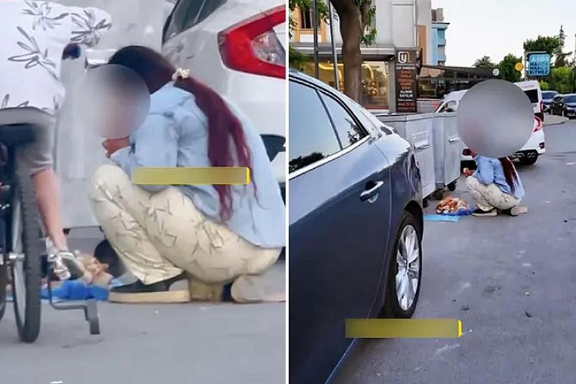 Zibil qabının yanında çörək yeyən qadın kameraları görüncə əsəbiləşdi - 