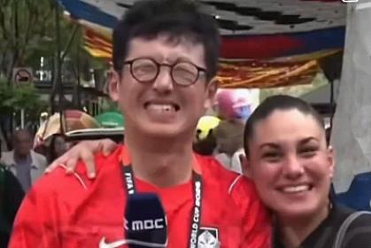 Canlı yayımda gözlənilməz an: Qadın müxbiri öpdü - 